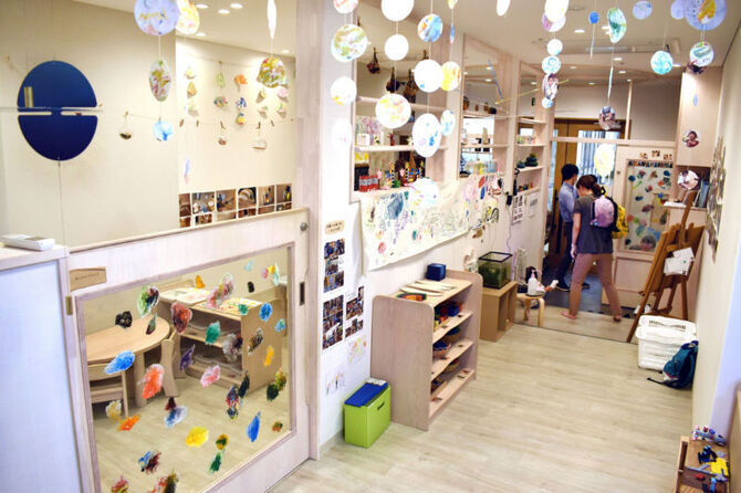 かわいらしい装飾が施された神戸市の送迎保育ステーション外観