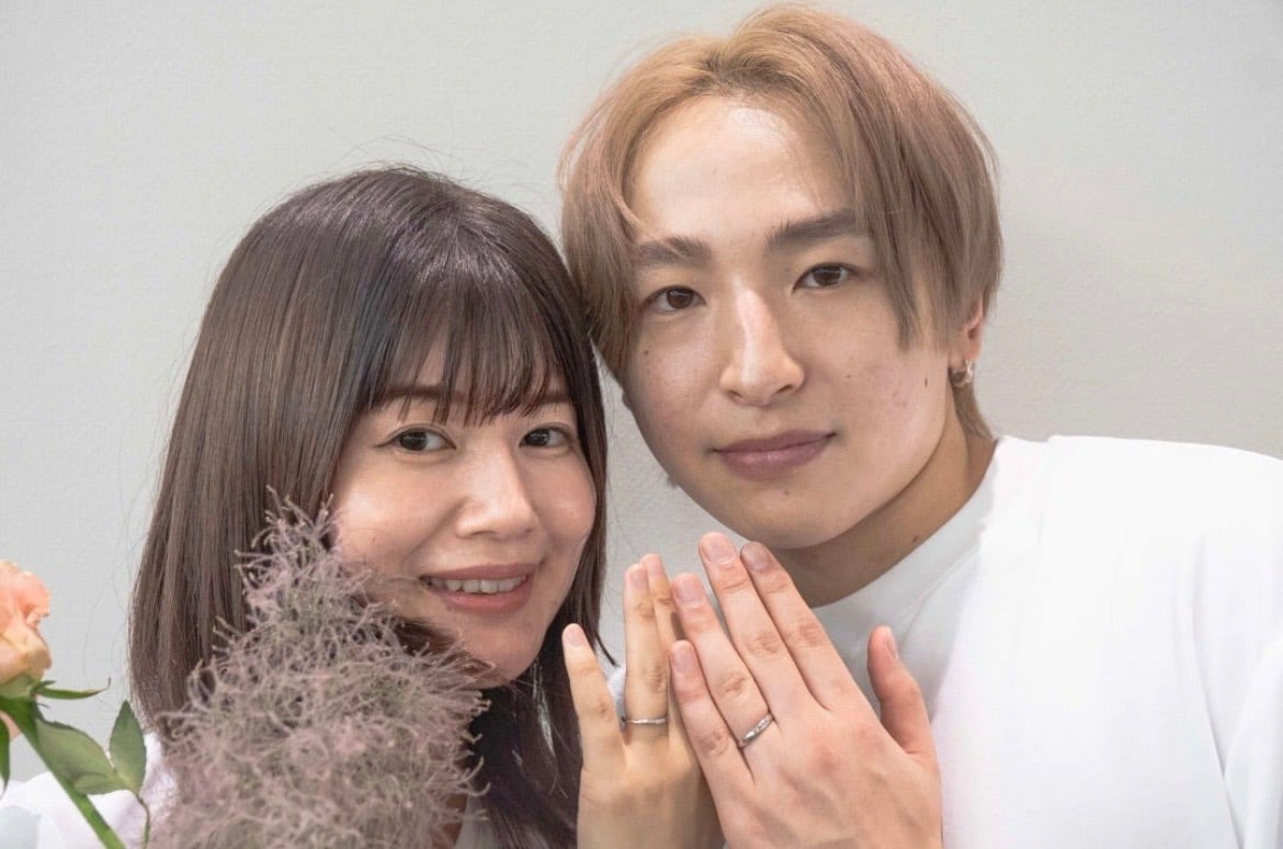 小林礼奈、再婚を発表したパートナー尚人さんと薬指の指輪を見せるツーショット