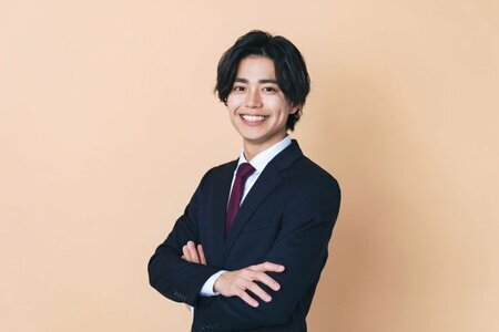 給与明細を確認する会社員、社会保険料と標準報酬月額の見直し