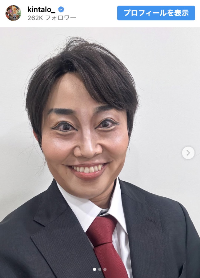 キンタロー。が嵐・櫻井翔のものまねメイクと衣装でポーズをとる様子。本人（櫻井氏）が「頭を抱えた」と話題になったインスタグラム投稿の写真。