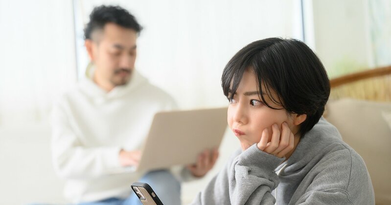 人間関係の悩みやストレスについて考え込む人物。ストイシズムの実践で心の平穏を得るイメージ。