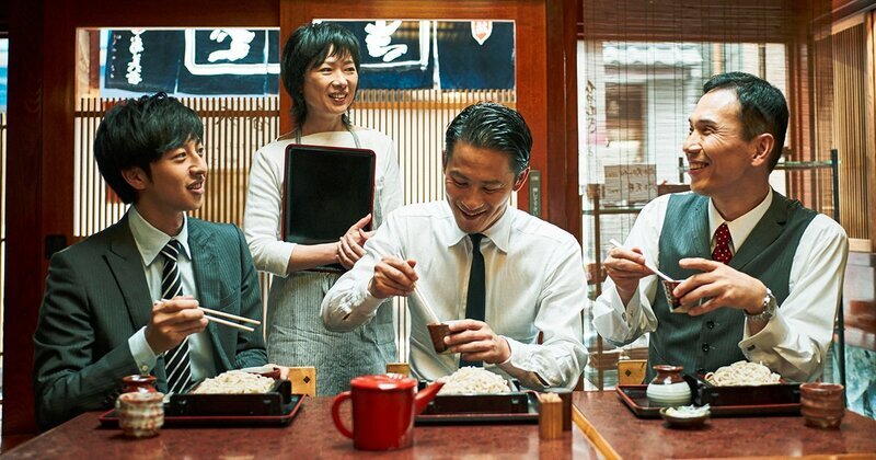 美味しそうなランチを前に笑顔の女性のイメージ。自律神経を整える食事の重要性を示唆。