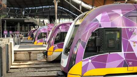 メルボルンのサザンクロス駅に停車中のVラインのドイツ製ディーゼルカー