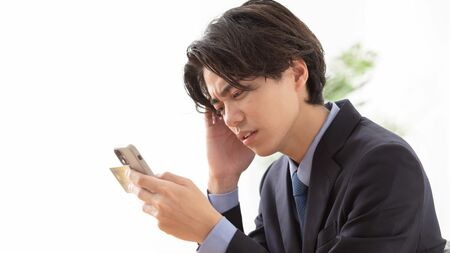 多様なキャッシュレス決済方法のイメージ、特に利用が拡大しているデビットカードを示す図