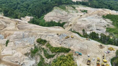 奈良県平群町のメガソーラー建設現場で、土砂崩れが発生したとみられる造成地をドローンで空撮した写真（6月2日撮影）