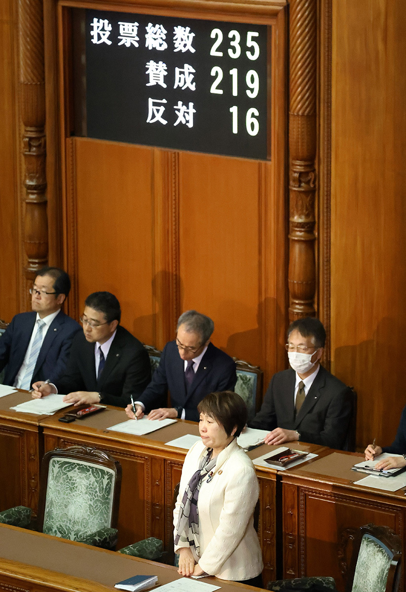 給特法改正案が国会で可決され成立したことを示すニュース画面