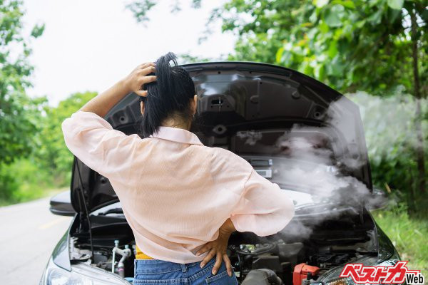 高温多湿な日本の夏に対応するため、適正なエンジンオイルをチェックする様子