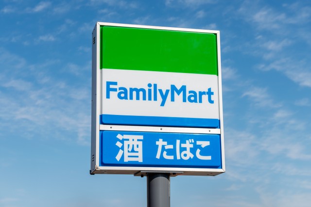 日本のどこかにあるファミリーマートの店舗外観：キャッシュレス決済問題の背景
