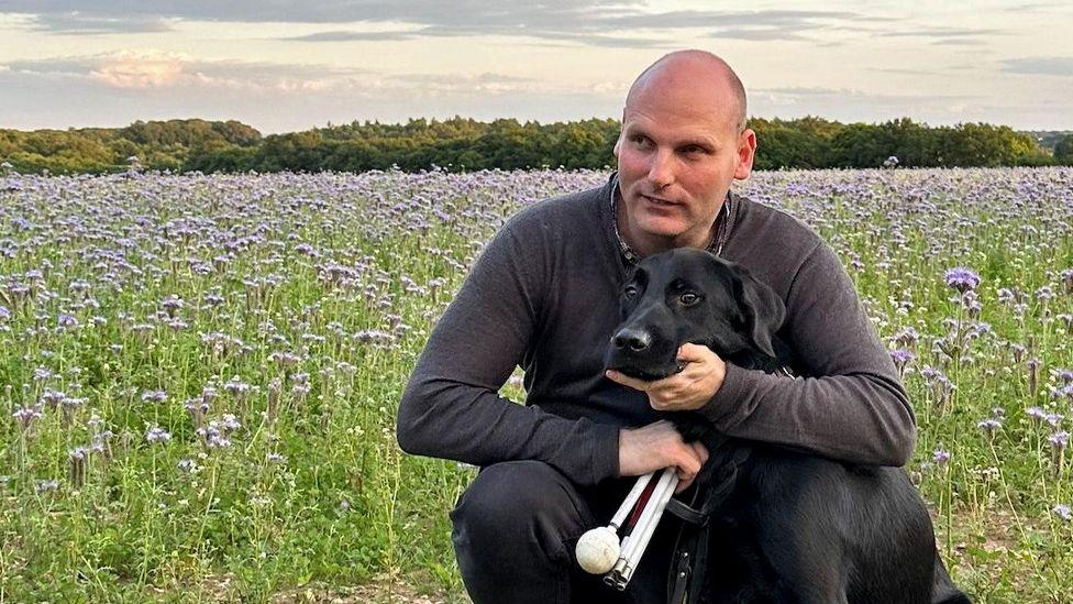 猛暑日の犬の散歩で注意すべき、熱中症のサインとして舌を出してあえぐ犬の顔
