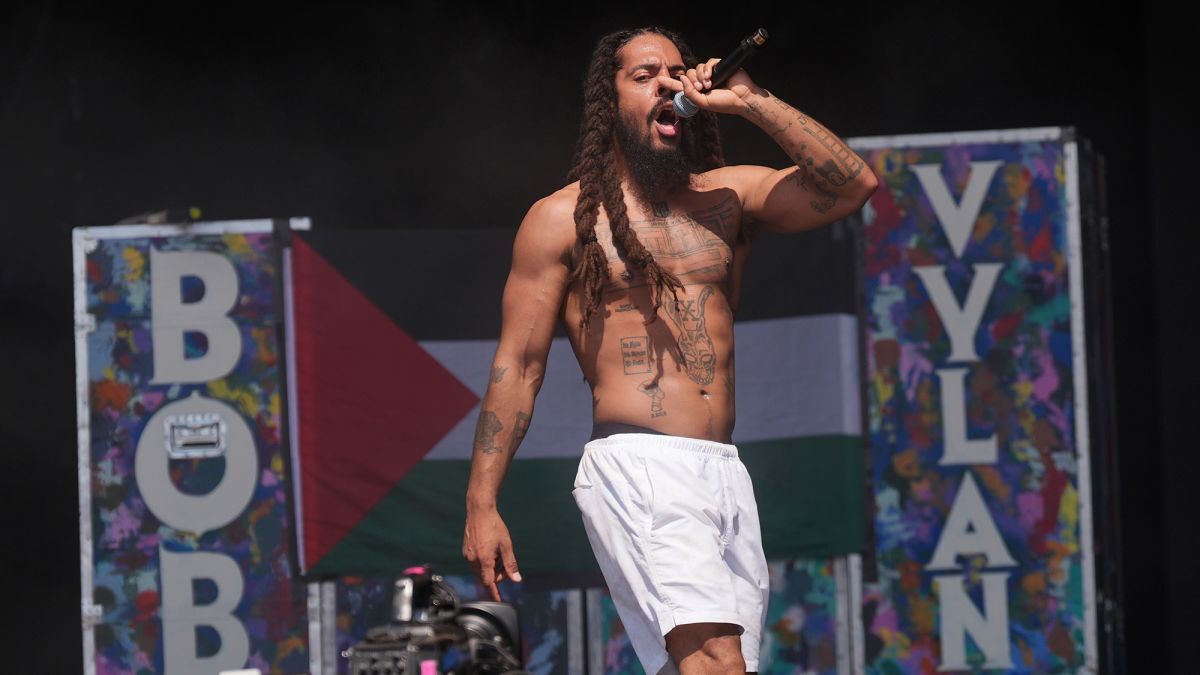 グラストンベリー音楽祭のステージで演奏するボブ・ビランのメンバー。イスラエル国防軍（IDF）に関する問題発言があったライブの様子。
