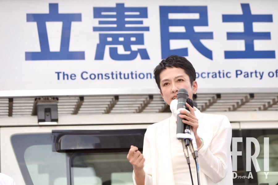 街頭演説に立つ蓮舫氏。有権者に支持を訴える表情
