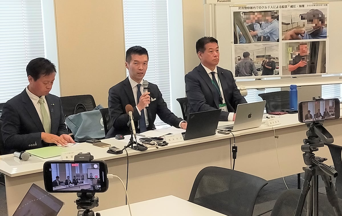 2024年7月1日、衆院第2議員会館で行われた会見で、埼玉県川口市のクルド人騒動に関する刑事告訴について説明する高木功介県議（中央）と奥富精一市議（左）、諸井真英県議（右）。
