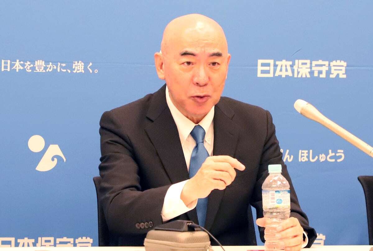 日本保守党の百田尚樹代表が北村晴男氏の参院選出馬について語る記者会見の様子