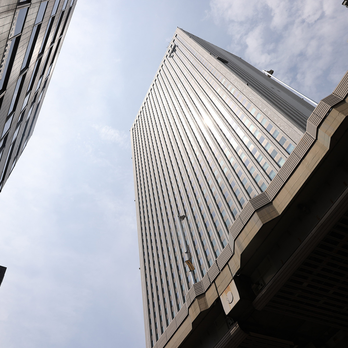 池袋のシンボルであるサンシャイン60ビル外観、事件現場となった高層ビル