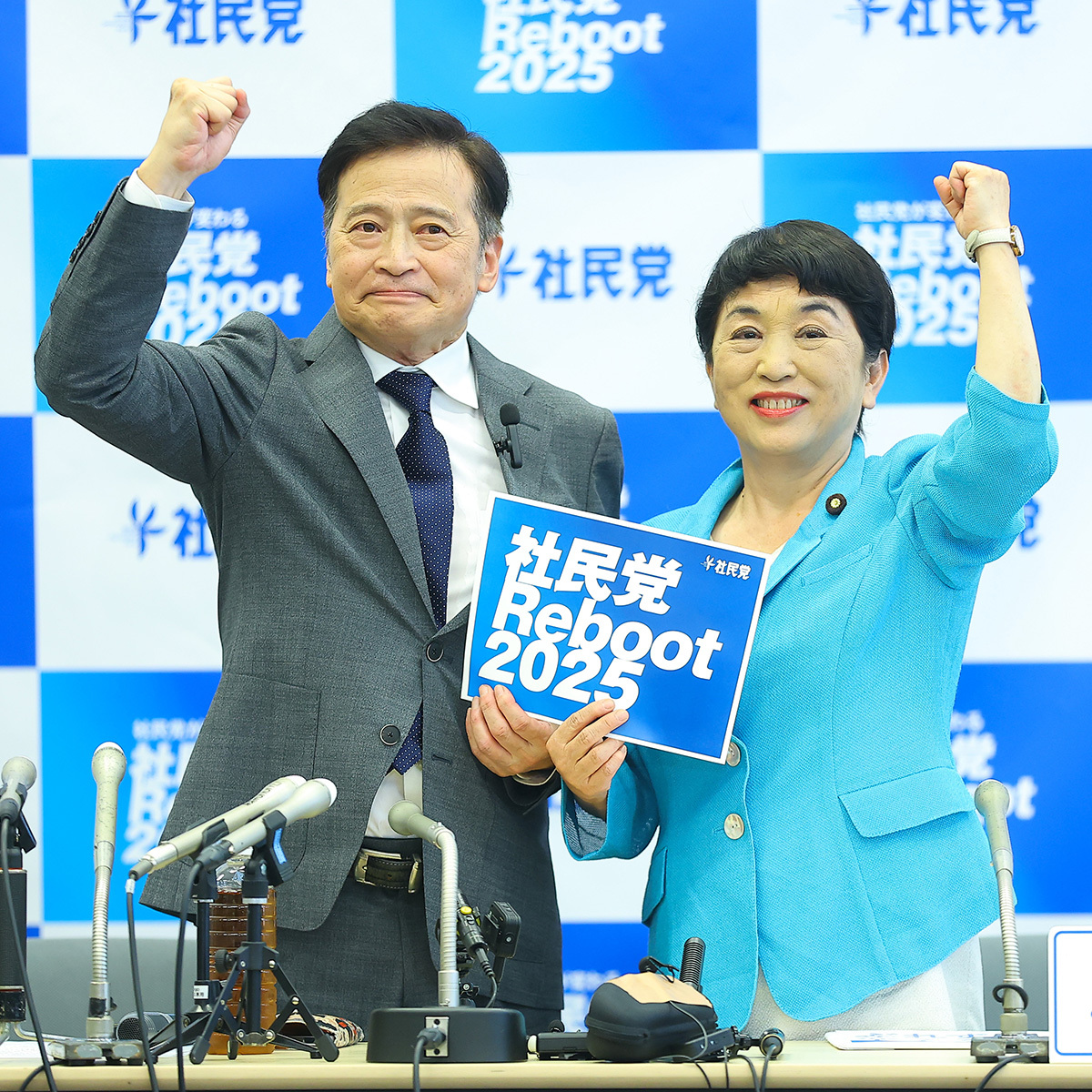 参院選出馬記者会見で発言するラサール石井氏