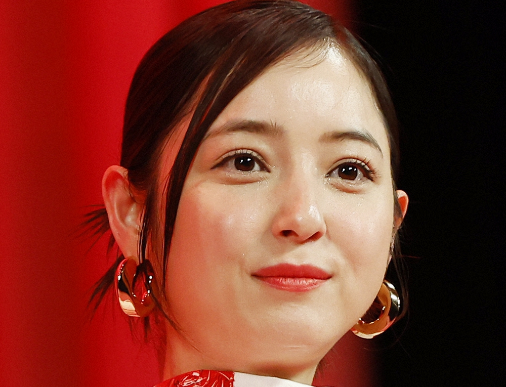 テレビ番組で夫の不倫騒動について語る佐々木希