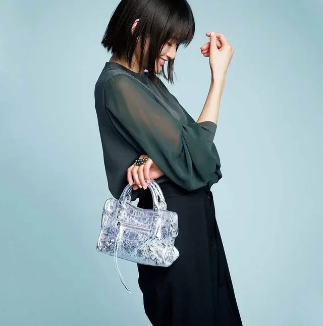 【カジュアル×フェミニン】BALENCIAGA ハンドバッグ クラシカル おしゃれな人は、素敵なバッグを持っている！50代の夏スタイル5