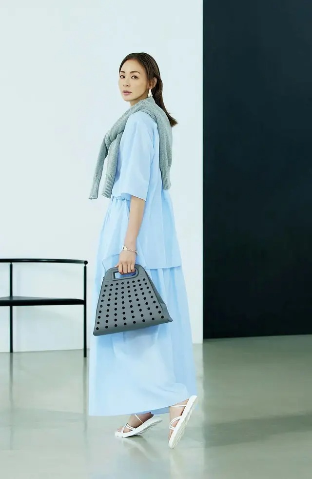 【カジュアル×フェミニン】BALENCIAGA ハンドバッグ クラシカル おしゃれな人は、素敵なバッグを持っている！50代の夏スタイル5