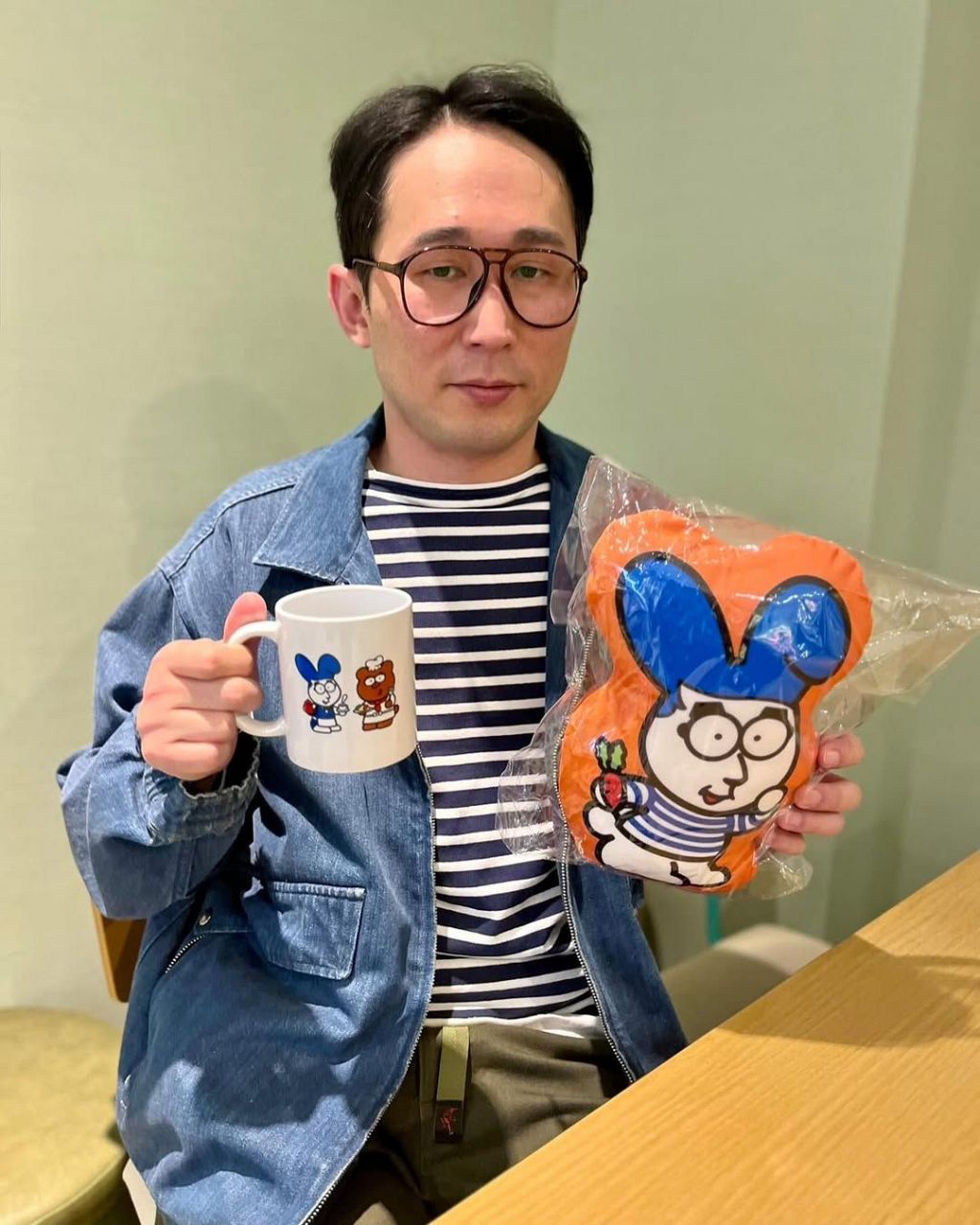 シソンヌじろうと女優・木野花が舞台共演後に笑顔でハグするツーショット