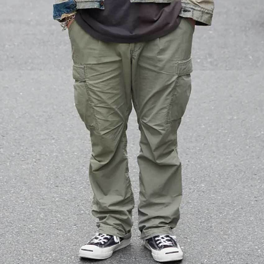 カーキのカーゴパンツ、大人はどうはく？ロエベのシャツ