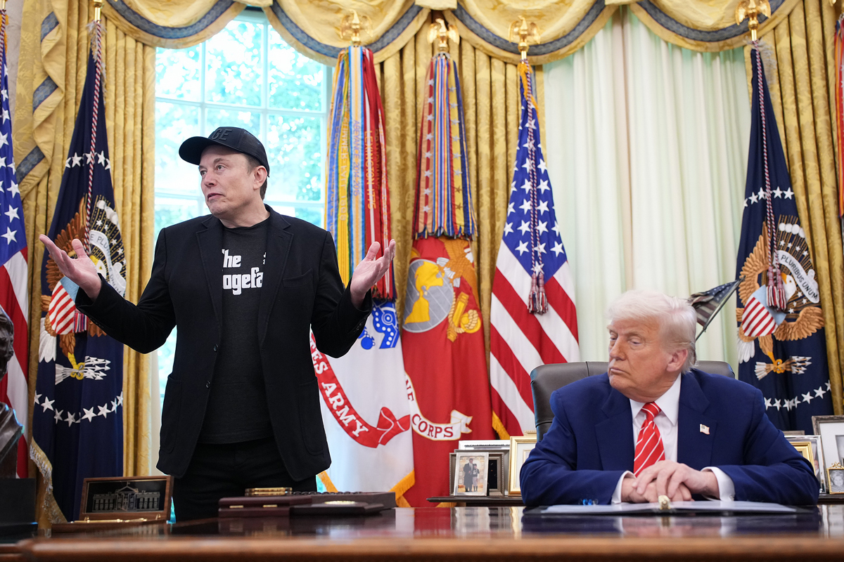 トランプ前大統領とイーロン・マスク氏が並ぶ写真、両者の対立再燃を示すイメージ