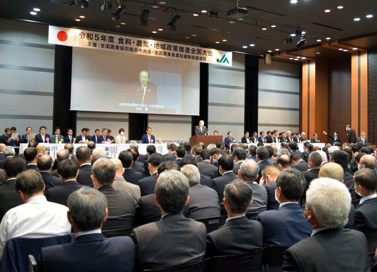 2023年5月、JA全中大会で講演する自民党農林族の森山裕氏。適正な農産物価格形成の必要性を訴えた。