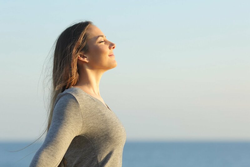 やる気が出ず、疲れた様子で机に向かう人物