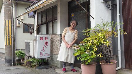 【合計342歳】79歳、83歳、89歳、91歳の四姉妹で守る《まるで実家のような》創業70年の喫茶店──“思いつき”で始めた店がみんなの居場所になるまで