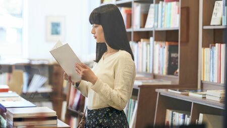 減少が続く中で存在感を増す、活気ある独立系書店（街の本屋）の店内