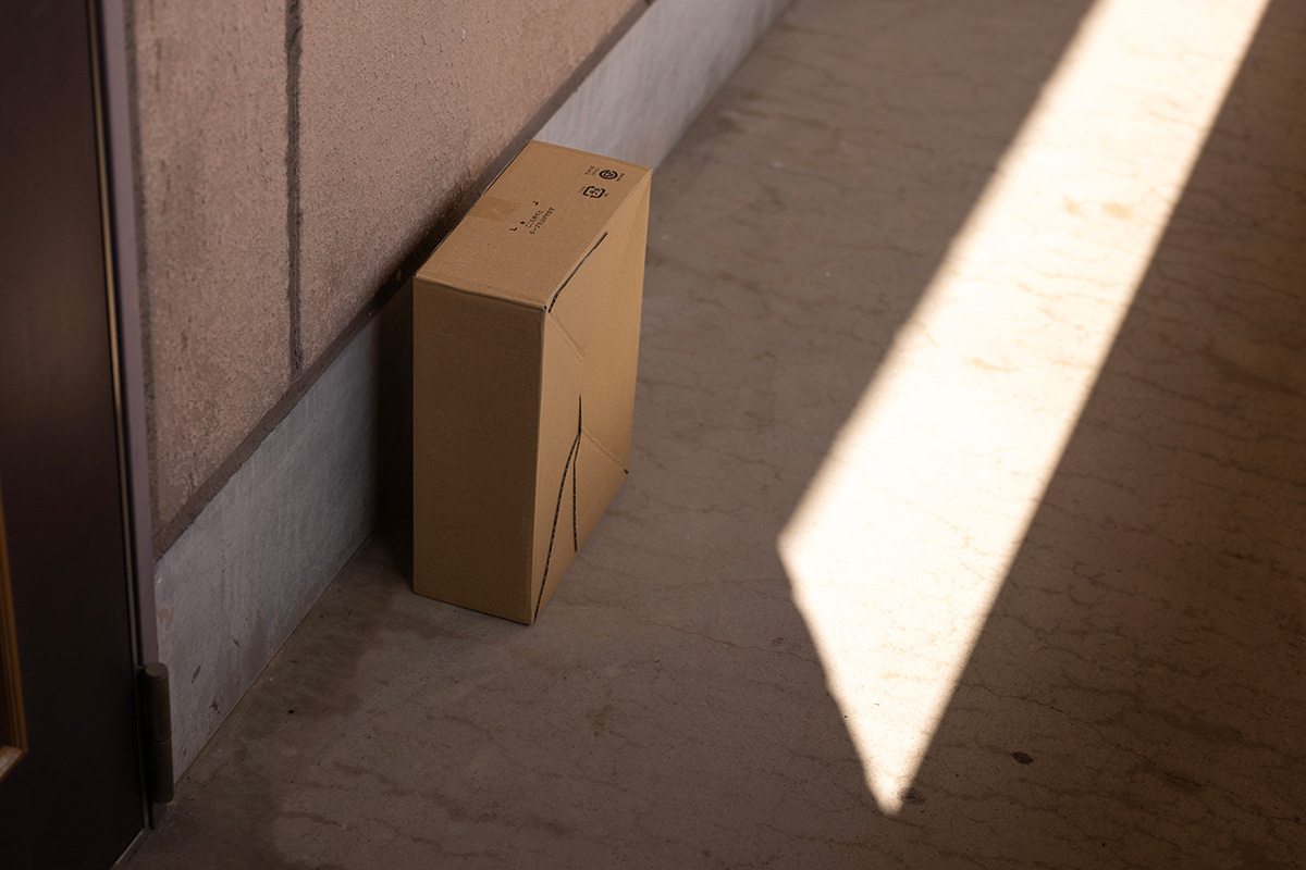 深刻なドライバー不足の中で荷物を配送する宅配業者。政府の「置き配」標準化案の背景にある課題。
