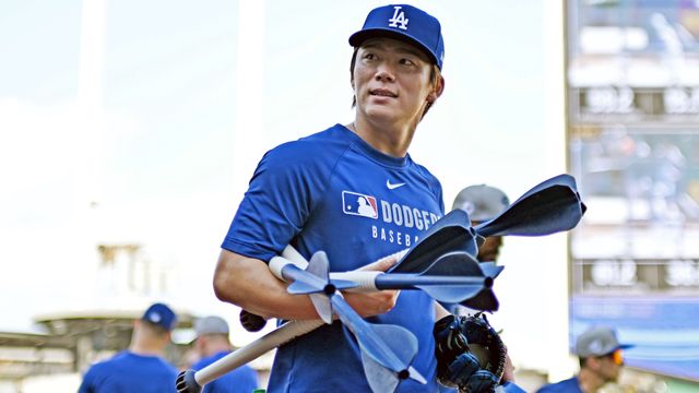 山本由伸がボブルヘッド人形に言い負かされる ユーモラスなCMで