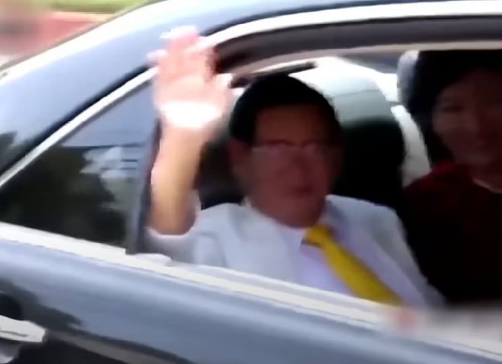 韓国新興宗教「新天地」総会長イ・マンヒ氏が車から手を振る様子。違法交通遮断の報道関連