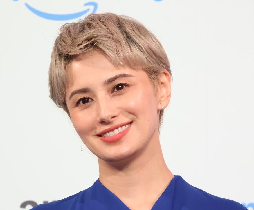 さんま御殿に出演し、先輩共演者への悩みを語るホラン千秋