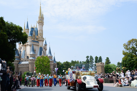 東京ディズニーランド】Mrs. GREEN APPLEが登場！ 2025年夏