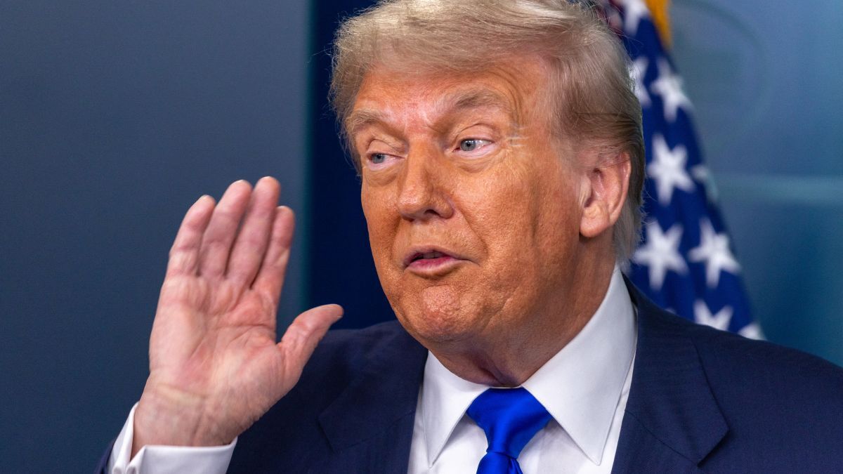 トランプ前大統領が記者団に日米貿易協定について語る様子