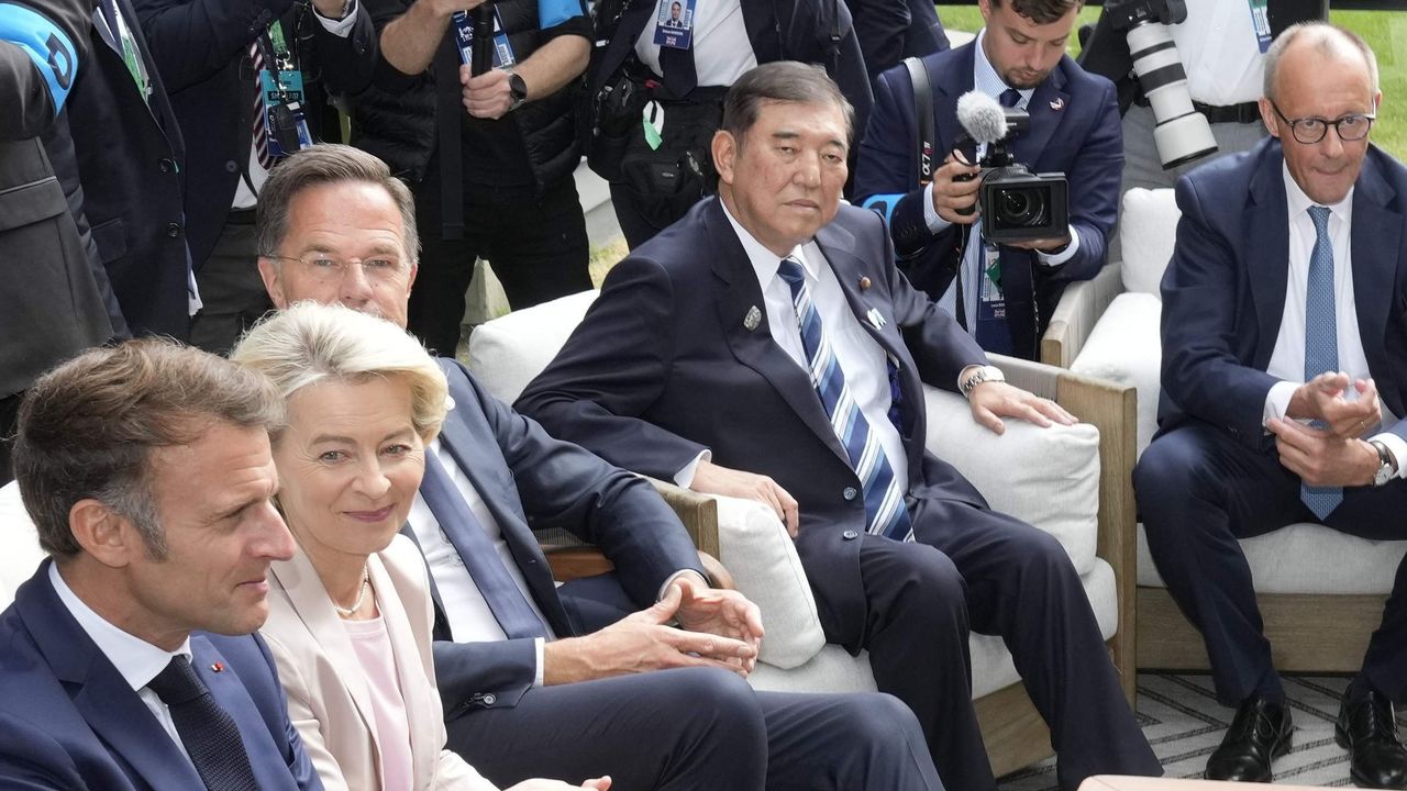 G7サミットに出席し、討議に臨む石破茂首相（左から4人目）と各国首脳ら（2024年6月17日、カナダ）