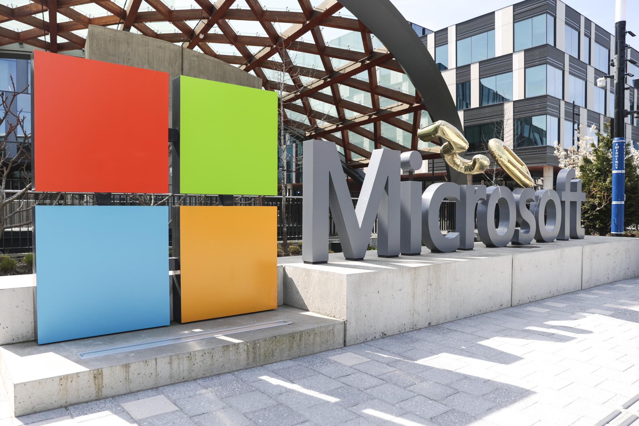 マイクロソフトのロゴ。同社は人員削減とAI投資拡大を発表した