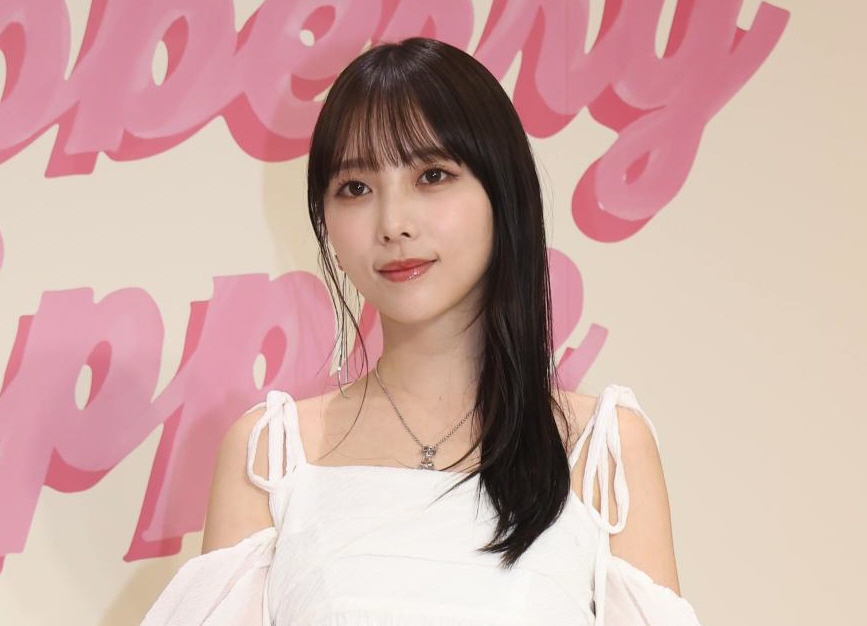 与田祐希 涼しそう！肩ヒモ白ドレスで登場、あざとポーズでも