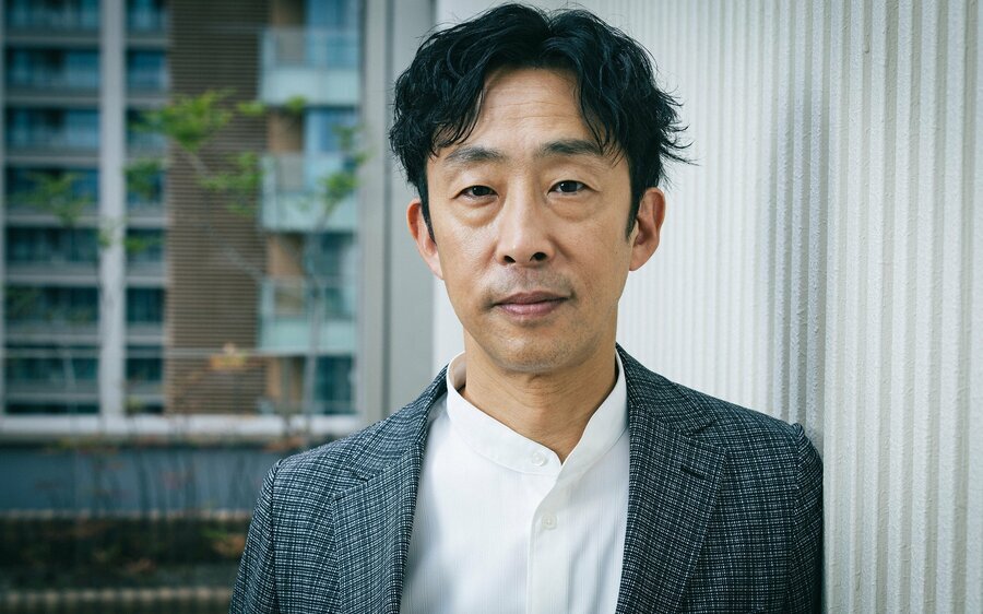 映画『逆火』での主演俳優・北村有起哉のインタビュー中の様子