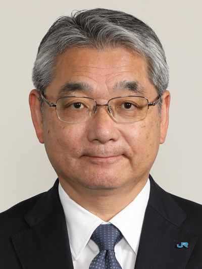 「人口減社会では中核都市が地方の中心となってまちを形成し、周辺の生活圏を鉄道網で結ぶ形がよい」（JR西日本・倉坂昇治社長）