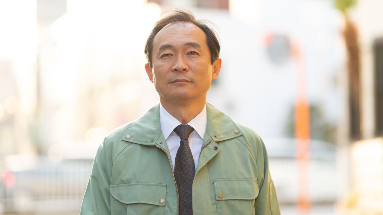教育費と息子との関係に思い悩む父親のイメージ