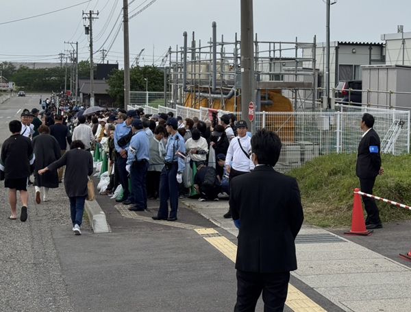 愛子さまが能登の被災地を訪問され、沿道の歓迎に応えられる様子。厳重な警備の中、多くの人々が集まった。