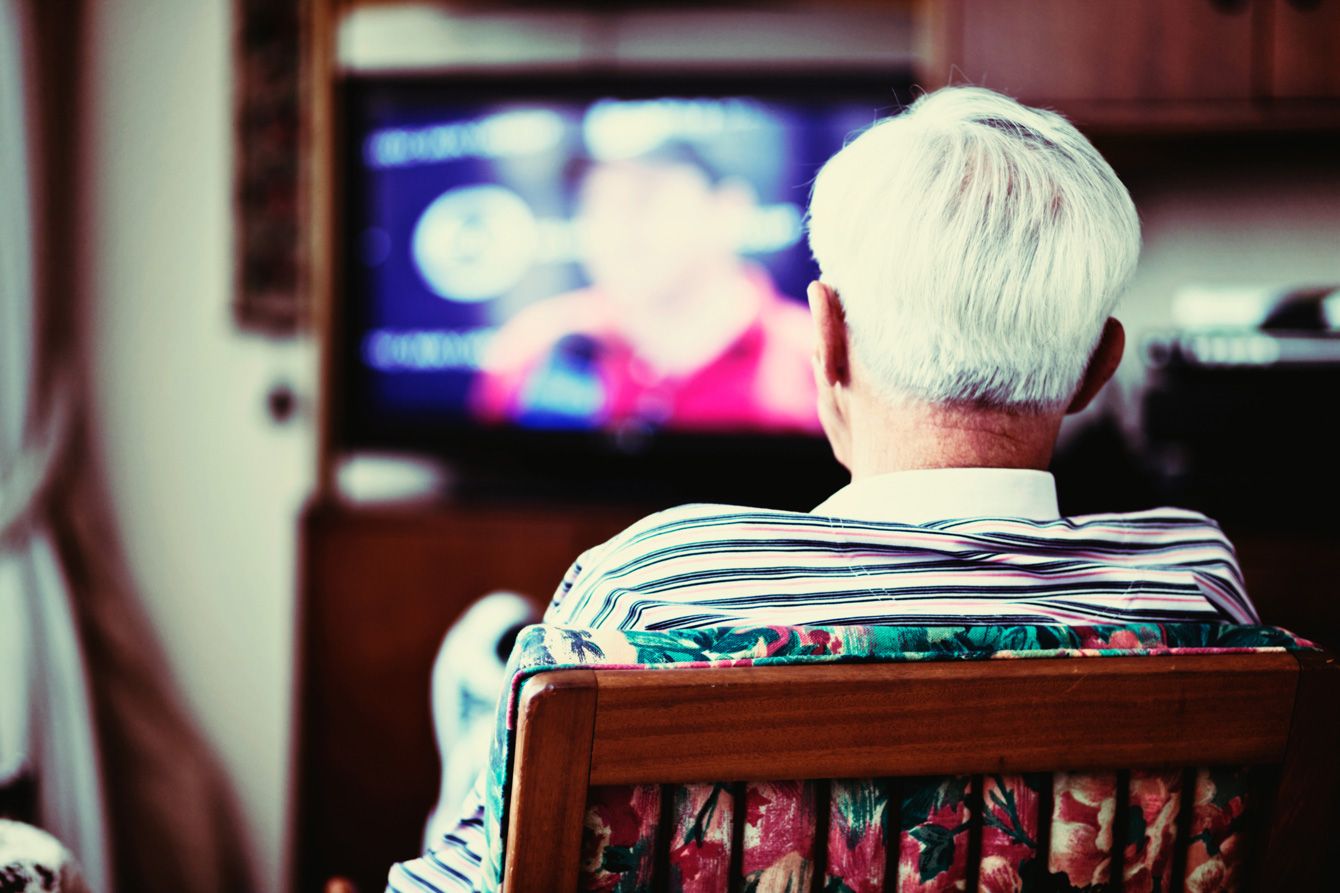 若者のテレビ離れが進む現代のメディア環境を描いたイメージ写真