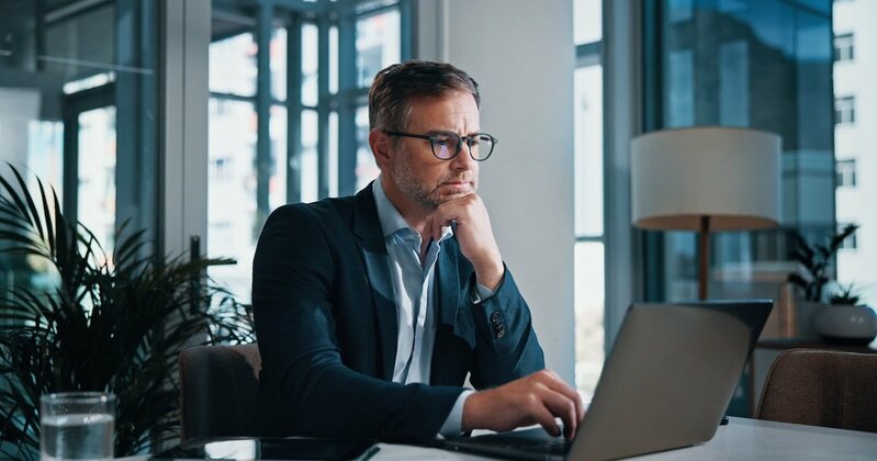 ベンチャー企業の採用担当者たちが、候補者の能力や価値観を評価する会議の様子
