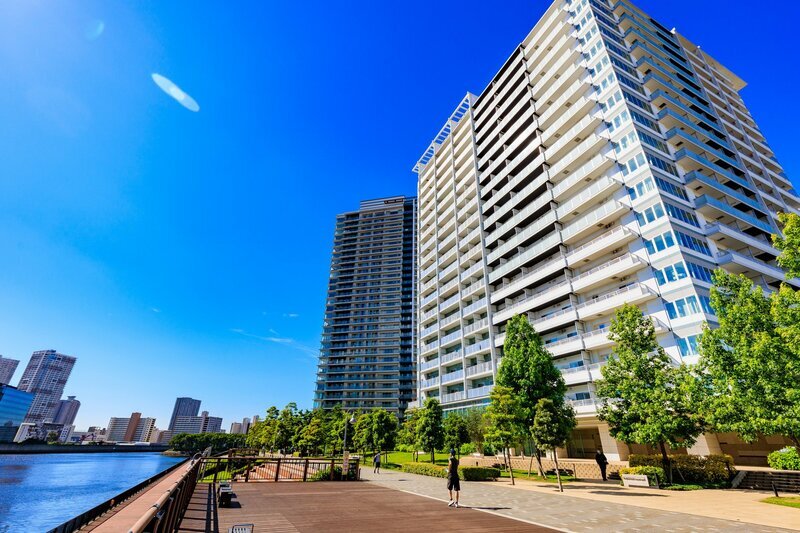 東京23区、特に江東区や世田谷区におけるマンション価格と資産価値の変化を示すイメージ