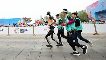 北京で開催されたヒト型ロボットのマラソン大会、中国のロボット開発競争を象徴