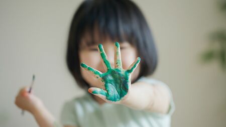 学歴だけにとらわれず、子どもたちの才能や個性を輝かせるイメージ