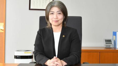 伊東市の田久保真紀市長の公式写真、学歴詐称疑惑に関する厳しい追及に直面