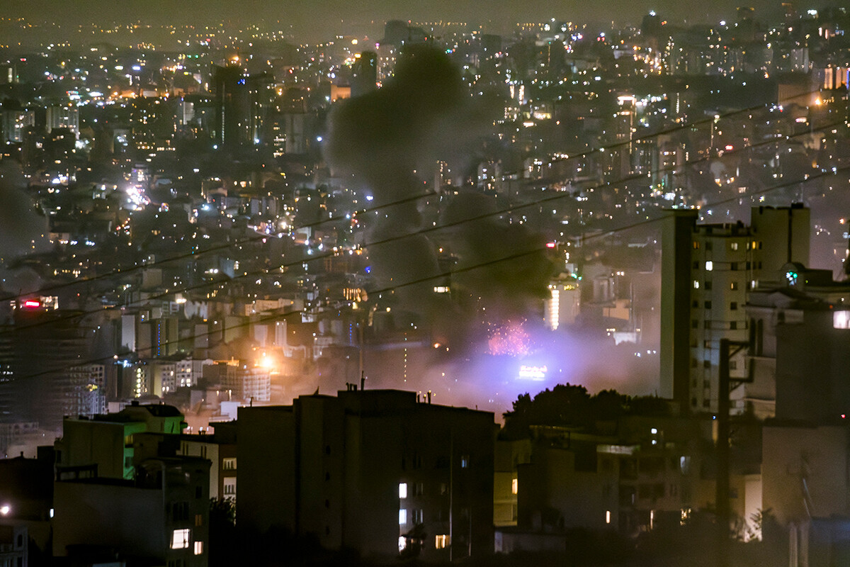 2025年6月15日、テヘラン郊外から見たイスラエル軍による空爆の様子