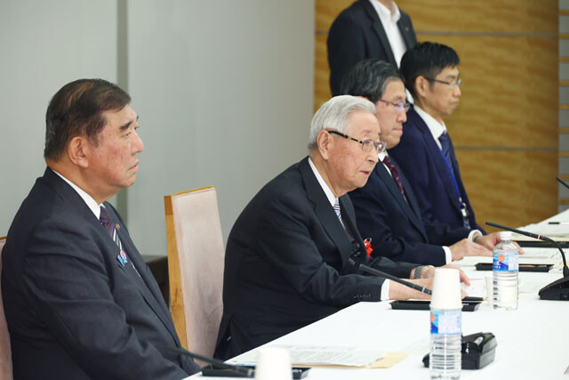 読売新聞新主筆の老川祥一氏（左から2番目）が政府情報保全諮問会議に出席する様子。